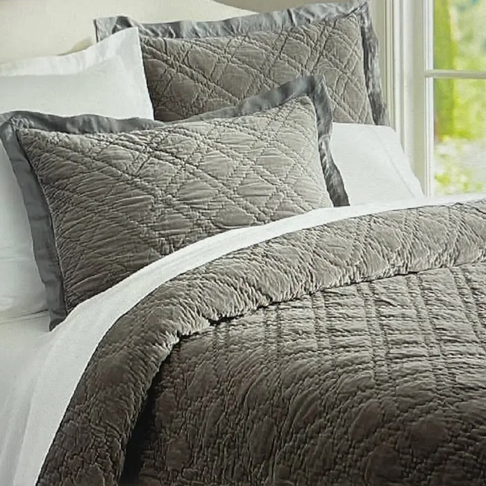 Pottery Barn Washed Velvet with silk trim Handcrafted FULL/QUEEN Quilt~Sandstone